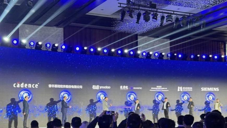中国在英国建大使馆美国人先急了,2025澳门六开彩记录大全,经典解释落实_界面版V13.64